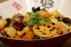 麻辣香锅制作全攻略：从香料到炒制一步到位