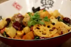麻辣香锅制作全攻略：从香料到炒制一步到位